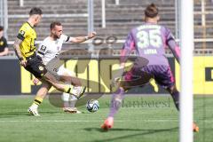 3. Liga; Borussia Dortmund II - FC Ingolstadt 04; David Kopacz (29, FCI) Zweikampf Kampf um den Ball Torwart Marcel Laurentz Lotka (35 BVB2)