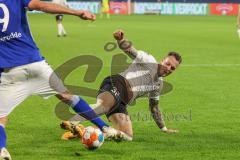 2.BL; FC Schalke 04 - FC Ingolstadt 04; Patrick Schmidt (32, FCI) Terodde Simon (9 S04) Zweikampf