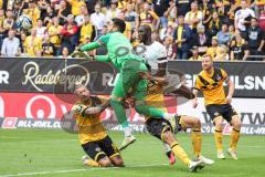 3. Liga; SG Dynamo Dresden - FC Ingolstadt 04; Torwart Drljaca Stefan (1 DD) boxt Ball weg, Daouda Beleme (9, FCI) Schäffler Manuel (9 DD)