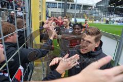 3.Liga - Saison 2022/2023 - TSV 1860 München - FC Ingolstadt 04 -  Das Spiel ist aus - Jubel  - Die Mannschaft bedankt sich bei den Fans -Tanzen -Denis Linsenmayer (Nr.23 - FCI) -  Foto: Meyer Jürgen