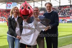 3. Liga; FC Ingolstadt 04 - SC Verl; Schanzengeber Inklusionstag, Audi Frau Dr. Röding Schanzi Sponsor Prosis Ivan Wyberal und Geschäftsführers Dietmar Beiersdorfer (FCI Sport Kommunikation) Sondertrikot