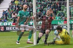 2.BL; SV Werder Bremen - FC Ingolstadt 04; Tor Jubel Treffer Ausgleich für FCI 1:1 durch Filip Bilbija (35, FCI), Marcel Gaus (19, FCI) laufen mit dem Ball ins Tor Ömer Toprak (21 Bremen) Torwart Jirí Pavlenka (1 Bremen)