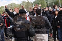 3. Liga - FC Ingolstadt 04 - TSV 1860 München - Spieler gehen zu den Fans die vor dem Stadion waren, Tumult. Polizei, Jubel zum Sieg