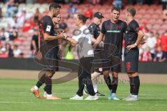 3. Liga - Saison 2025/26 - Energie Cottbus - FC Ingolstadt 04  -Abklatschen nach dem Spiel -- Lukas Fröde (Nr.34 - FC Ingolstadt 04) - Cheftrainerin Sabrina Wittmann (FC Ingolstadt 04) - Foto: Meyer Jürgen