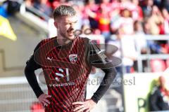 3. Liga; SSV Jahn Regensburg - FC Ingolstadt 04; Benjamin Kanuric (8, FCI) blendet die Sonne