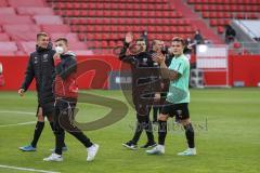 Relegation 1 - FC Ingolstadt 04 - VfL Osnabrück - Spiel ist aus, 3:0 Sieg, die Schanzer feiern mit den 250 Fans im Stadion Jubel Dennis Eckert Ayensa (7, FCI)