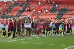 3. Fußball-Liga - Saison 2022/2023 - FC Ingolstadt 04 - SpVgg Bayreuth - Das Spiel ist aus - Jubel - Die Spieler bedanken sich bei den Fans - Tanzen - Freude - Foto: Meyer Jürgen