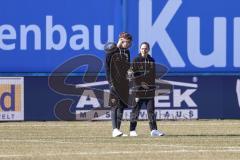 3. Liga; FC Hansa Rostock - FC Ingolstadt 04; vor dem Spiel Tim Heike (9, FCI) mit Cheftrainerin Sabrina Wittmann (FCI) im Gespräch