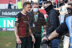 2.BL; FC Ingolstadt 04 - SSV Jahn Regensburg; Marcel Gaus (19, FCI) Kapitän geht zu den Fans und spricht mit ihnen
