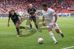 3. Liga; FC Ingolstadt 04 - SC Verl; Zweikampf Kampf um den Ball Justin Butler (31, FCI) Corboz Mael (27 Verl) Sapina Vinko (25 Verl)