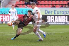 2.BL; FC Ingolstadt 04 - FC ST. Pauli; Zweikampf Kampf um den Ball Merlin Röhl (34, FCI) Smith Eric (8 Pauli)