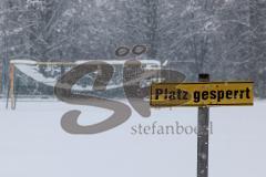 2023_12_1 - - Saison 2023/24 - Schnee auf dem Fussballplatz - SV Haunwöhr - Platz ist gesperrt - Schild platz ist gesperrt Schnee Tor Spielabsage Schnee - Foto: Meyer Jürgen