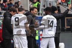 3. Liga; SV Wehen Wiesbaden - FC Ingolstadt 04; Cheftrainer Guerino Capretti (FCI) motiviert Einwechselspieler Hans Nunoo Sarpei (18 FCI) Patrick Schmidt (9, FCI)