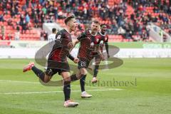 2.BL; FC Ingolstadt 04 - FC ST. Pauli; Tor Jubel Treffer Dennis Eckert Ayensa (7, FCI) mit Hans Nunoo Sarpei (18 FCI) Florian Pick (26 FCI)