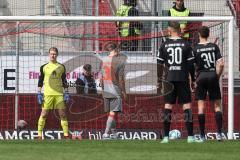 2.BL; FC Ingolstadt 04 - SC Paderborn 07; Rico Preißinger (6, FCI) foult Srbeny Dennis (18 SCP) und es gibt Elfmeter, Muslija Florent (30 SCP) gegen Torwart Robert Jendrusch (1, FCI)