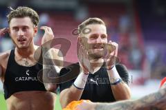 3.Liga - Saison 2022/2023 - VFL Osnabrück - FC Ingolstadt 04 - Das Spiel ist aus - Jubel - Die Mannschaft bedankt sich bei den Fans - Torwart Marius Funk (Nr.1 - FCI) -  Calvin Brackelmann (Nr.17 - FCI) links - - Foto: Meyer Jürgen