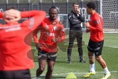 3.Liga - Saison 2022/2023 - FC Ingolstadt 04 -  - Cheftrainer Michael Köllner (FCI) beim ersten Training - Cheftrainer Michael Köllner (FCI) sieht beim warm machen zu - Foto: Meyer Jürgen
