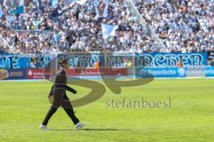 3. Liga; TSV 1860 München - FC Ingolstadt 04; 1:2 Sieg Jubel Freude Cheftrainerin Sabrina Wittmann (FCI) geht zu den Spielern