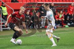 3. Liga; FC Ingolstadt 04 - Dynamo Dresden; Zweikampf Kampf um den Ball Tobias Bech (11, FCI) Borkowski Dennis (9 DD)