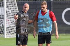 2.BL; FC Ingolstadt 04 - Neuer Cheftrainer Andre Schubert mit Co-Trainer Asif Saric im ersten Training, Cheftrainer André Schubert (FCI) erklärt Übung Nils Roeseler (13, FCI)