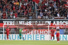 3. Liga; FC Ingolstadt 04 - FC Hansa Rostock; nach dem Tor zum Ausgleich 1:1 Torwart Markus Ponath (1, FCI) schimpft hängende Köpfe Lukas Fröde (34, FCI) Jonas Scholz (15, FCI) Dennis Kaygin (10, FCI) zieht Trikot über den Kopf