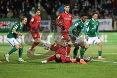 3. Liga; 1. FC Schweinfurt 05 - FC Ingolstadt 04; Zweikampf Kampf um den Ball Jonas Scholz (15, FCI) Osawe Winners (16 S05)