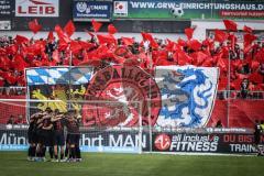 3. Liga; TSV 1860 München - FC Ingolstadt 04; Fan Fankurve Banner Fahnen Spruchband Choreographie Schanzer Wappen, Team Besprechung vor dem Spiel