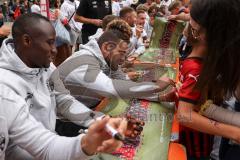 3. Liga; FC Ingolstadt 04 - offizielle Mannschaftsvorstellung auf dem Ingolstädter Stadtfest, Rathausplatz; Autogrammstunde für die Fans, Pascal Testroet (37, FCI) David Kopacz (29, FCI)