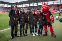 3. Liga; FC Ingolstadt 04 - FC Viktoria Köln;  Aktion Schanzengeber Spieltag, Sieger im SchanzengeberTurnier mit Oberbürgermeister Dr. Michael Kern und Schanzi