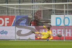 3. Liga - FC Ingolstadt 04 - Hallescher FC - Elfmeter Tor Torwart Fabijan Buntic (24, FCI) durch Boyd Terrence (13 Halle) 1:1