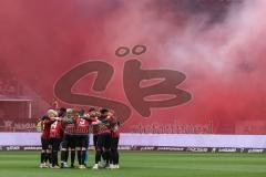 3. Liga; FC Ingolstadt 04 - 
VfB Oldenburg; Fan Fankurve Banner Fahnen Spruchband Rauch Teambesprechung vor dem Spiel
