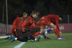 Bayernliga Süd - FC Ingolstadt 04 II - FC Ismaning - Die Spieler beim warm machen - Foto: Jürgen Meyer