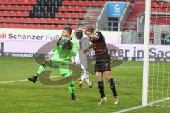 2.BL; FC Ingolstadt 04 - Hannover 96; Torwart Martin Hansen (1 Han) vor Maximilian Beister (11, FCI)