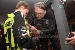 3.Liga - Saison 2022/2023 - FC Ingolstadt 04 -  - Fantreffen im Sporttreff - Geschäftsfüher Sport und Kommunikation Dietmar Beiersdorfer (FCI) - mit Fans und gibt Autogramme - Foto: Markus Banai