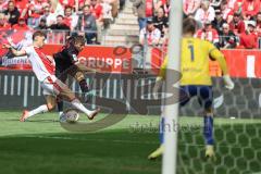 3. Liga; Rot-Weiss Essen - FC Ingolstadt 04; Gustav Christensen (24, FCI) Hofmann Jannik (37 RWE) Torwart Golz Jakob (1 RWE)