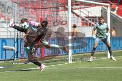3. Liga; FC Ingolstadt 04 - Würzburger Kickers; Zweikampf Kampf um den Ball Obed Ugondu (17, FCI) de Medina Nathan (4 WKI)
