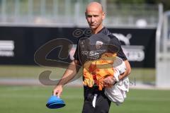 2.BL; FC Ingolstadt 04 - Neuer Cheftrainer Andre Schubert mit Co-Trainer Asif Saric im ersten Training, Cheftrainer André Schubert (FCI) verteilt Leibchen