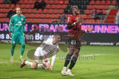 3. Liga; FC Ingolstadt 04 - Hallescher FC; Moussa Doumbouya (27, FCI) verpasst das Tor und ärgert sich, Vollert Jannes (5 Halle) Torwart Gebhardt Felix (23 Halle)