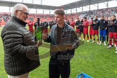 3. Liga; FC Ingolstadt 04 - SV Waldhof Mannheim; Verabschiedung der Spieler die den Verein verlassen. Strömender Regen vor dem Spiel. Vorsitzender des Vorstandes Peter Jackwerth (FCI) Gustav Christensen (24, FCI)