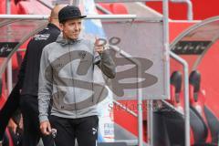 Cheftrainer Roberto Pätzold (FCI) Daumen hoch; FC Ingolstadt 04 - SpVgg Greuther Fürth; 2.BL; Testspiel