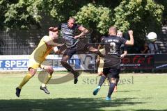 Kreisklasse - Saison 2023/2024 - GW Ingolstadt - FC Gelbelsee - Thomas Forster gelb Gelbelsee - Ubeyd Demirkol schwarz GW Ing - Foto: Meyer Jürgen