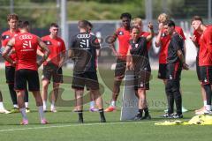 3. Liga - Saison 2024/25 - Trainingsauftakt- FC Ingolstadt 04 -  - Cheftrainerin Sabrina Wittmann (FCI) gibt Anweisungen mit Taktiktafel - XXXXX - Foto: Meyer Jürgen