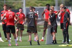 3. Liga - Saison 2024/25 - Trainingsauftakt- FC Ingolstadt 04 -  - Cheftrainerin Sabrina Wittmann (FCI) gibt Anweisungen mit Taktiktafel - XXXXX - Foto: Meyer Jürgen