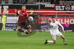 3. Liga; FC Ingolstadt 04 - Hallescher FC; Zweikampf Kampf um den Ball Calvin Brackelmann (17, FCI) Reddemann Sören (25 Halle)