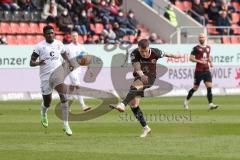 2.BL; FC Ingolstadt 04 - FC ST. Pauli; Schuß auf das Tor Florian Pick (26 FCI) Aremu Afeez (14 Pauli)