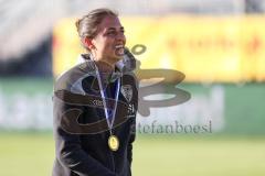 Toto-Pokal Finale; Würzburger Kickers - FC Ingolstadt 04; Toto-Pokal Sieger 1:2, Cheftrainerin Sabrina Wittmann (FCI) bedankt sich bei den Fans