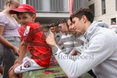 3. Liga; FC Ingolstadt 04 - offizielle Mannschaftsvorstellung auf dem Ingolstädter Stadtfest, Rathausplatz; Autogrammstunde für die Fans, Merlin Röhl (34, FCI) Tim Civeja (8, FCI)