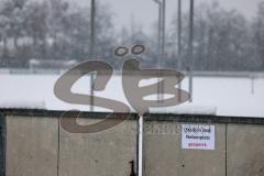 2023_12_1 - - Saison 2023/24 - Schnee auf dem Fussballplatz - DJK Ingolstadt - Platz ist gesperrt - Schild platz ist gesperrt Schnee Tor Spielabsage Schnee - Foto: Meyer Jürgen