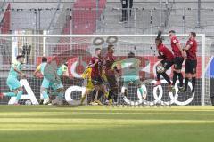 3. Liga - FC Ingolstadt 04 - 1. FC Kaiserslautern - letzte Aktion, Freistoß, Caniggia Ginola Elva (14, FCI) blockt den Schuß von Skarlatidis Simon (10 FCK), Marc Stendera (10, FCI) Justin Butler (31, FCI) Thomas Keller (27, FCI) Rico Preisinger (6, FCI)