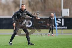 3. Liga; FC Ingolstadt 04 - Trainingsauftakt im Audi Sportpark, Trainingsgelände; Cheftrainer Michael Köllner (FCI) erklärt